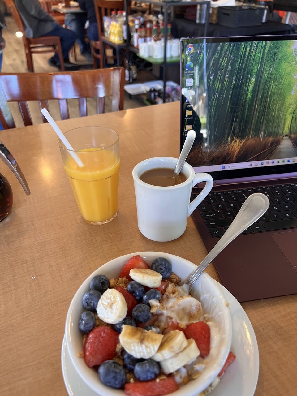 Oatmeal with Fresh Berries and Banana